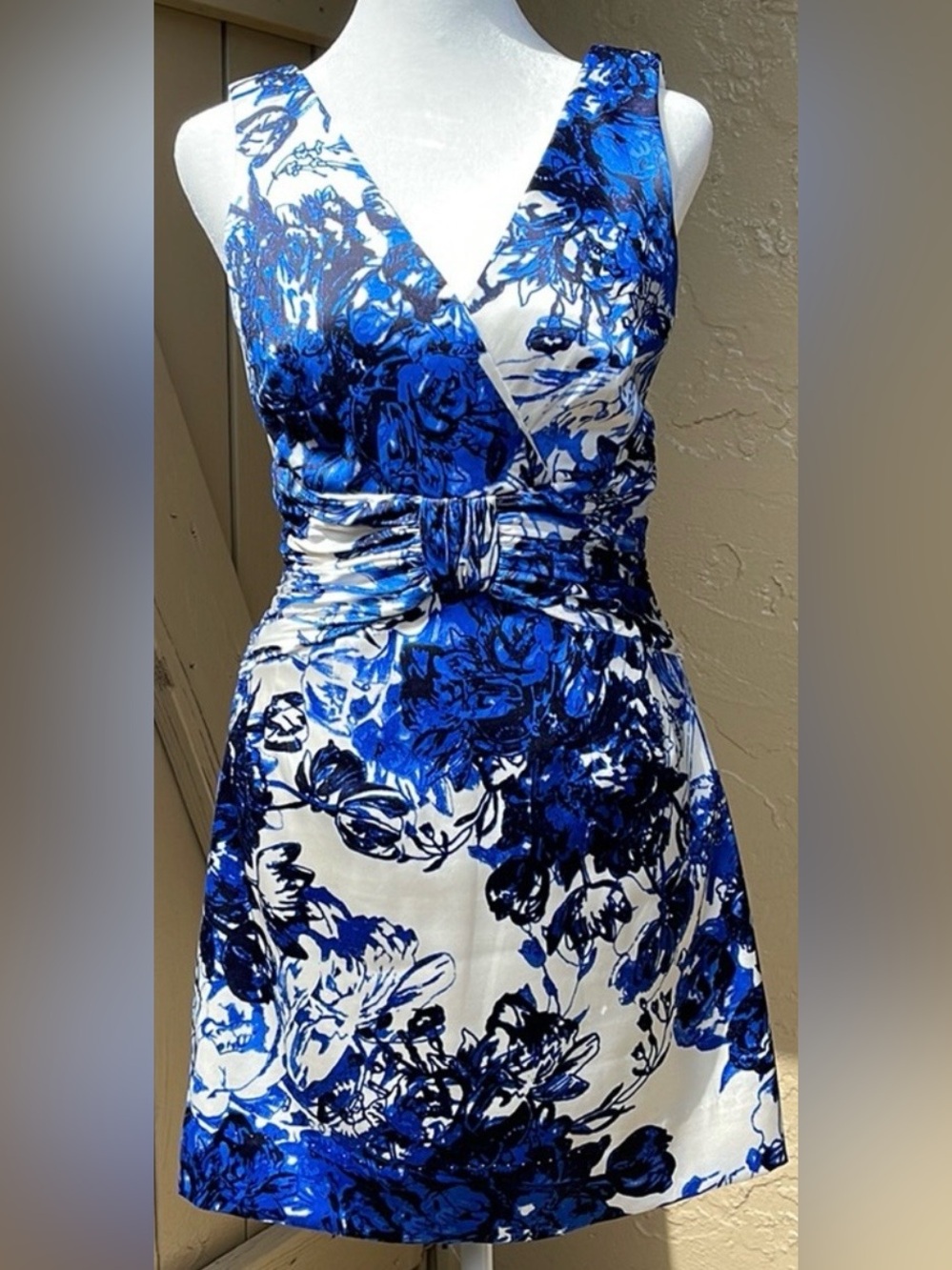 Kay Unger New York Cocktail Dress Blue White Floral Silk Ruched V-Neck Size 8